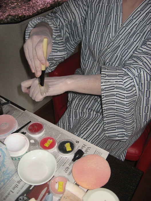 Painting the hands with melted white powder